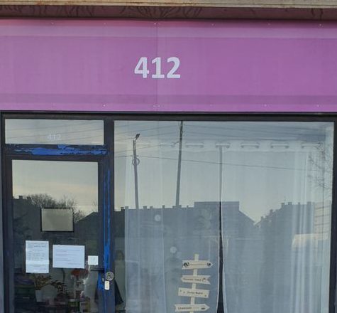 La devanture mauve du 412 avenue Félix Geneslay.
