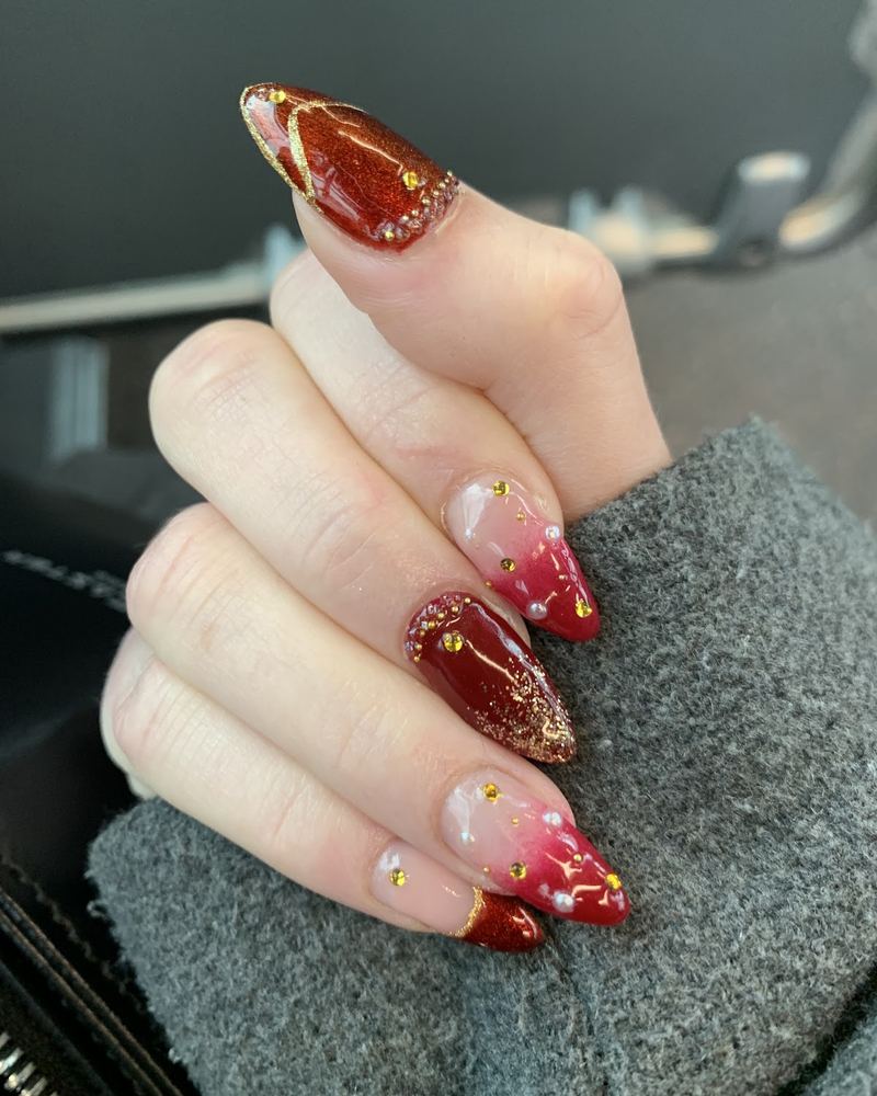 Ongles en amande, rouge et feuille d’or.
